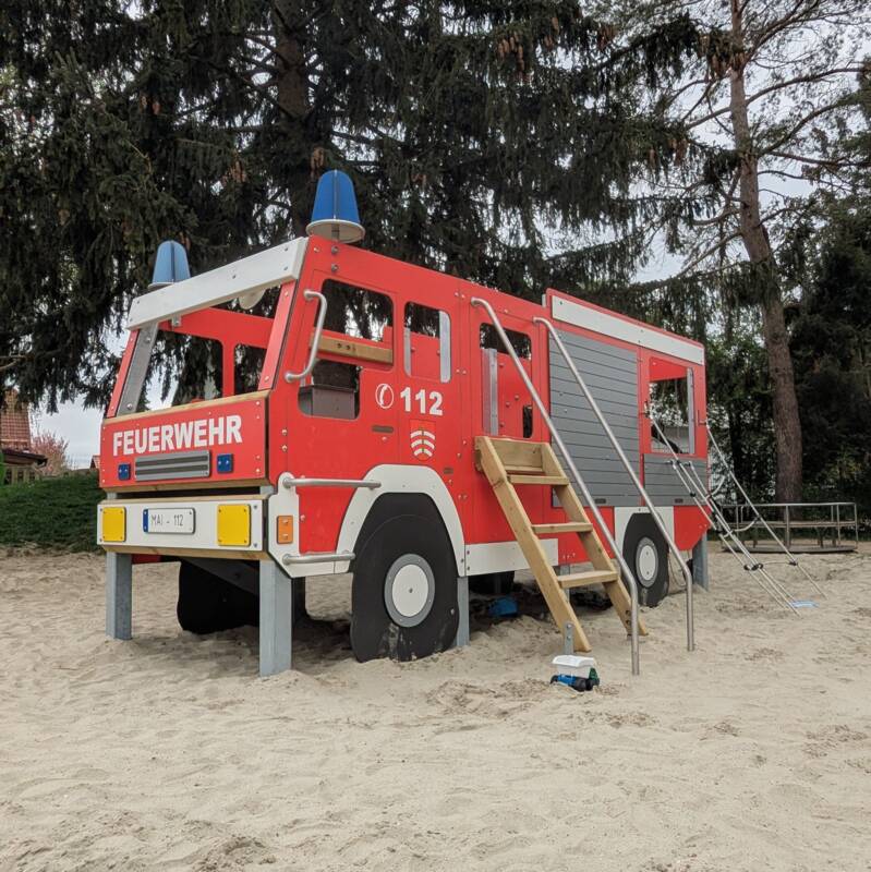 Neues Feuerwehrauto – Spiellöschzug Spielplatz Kandlerstraße